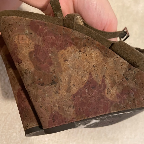 Size 9 olive wedge heels - Picture 3 of 4
